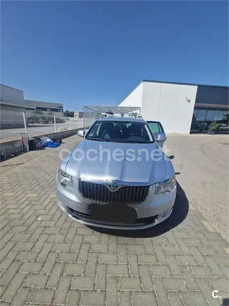 Usado Skoda Superb Ambition 105 CV (77 kW) 2010 Gris / plata Familiar