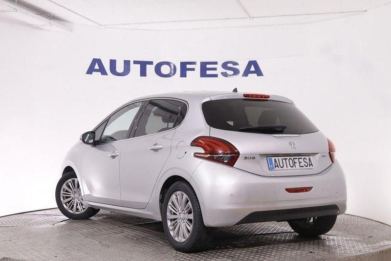 Usado Peugeot 208 Allure 82 CV (60 kW) 2015 Plata Utilitario