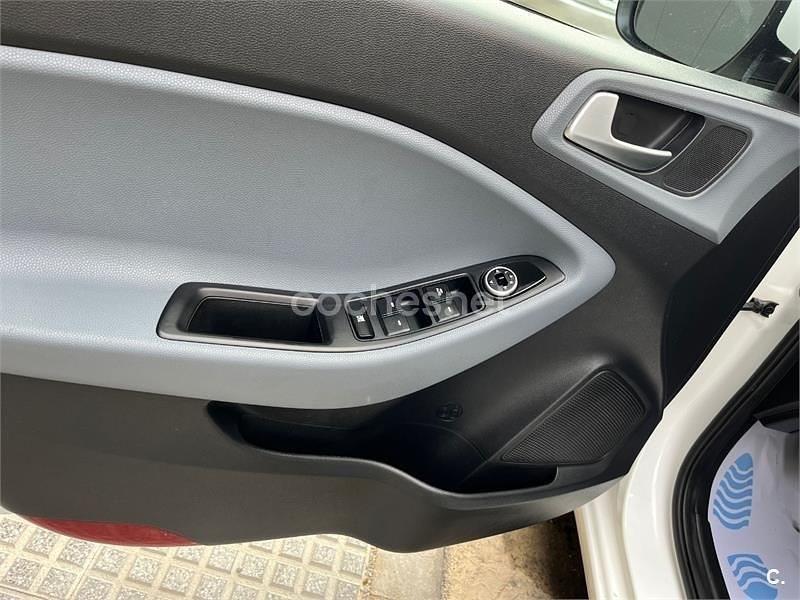Usado Hyundai i20 84 CV (61 kW) 2015 Blanco Berlina