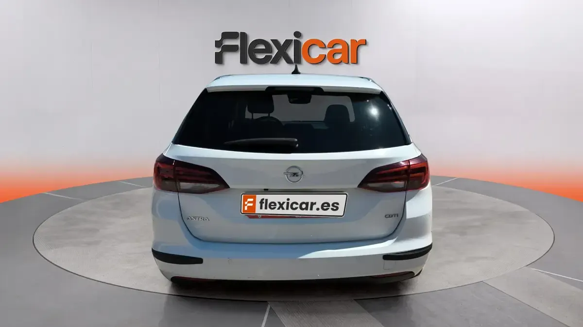 Usado Opel Astra Innovation 136 CV (100 kW) 2019 Blanco Familiar