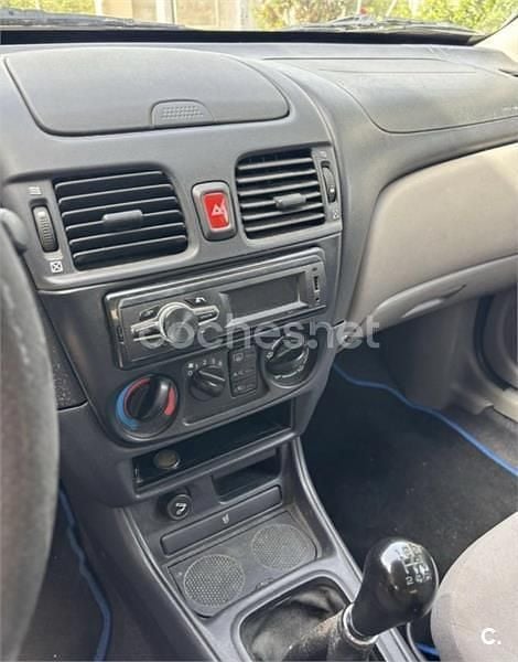 Usado Nissan Almera Comfort 90 CV (66 kW) 2001 Gris / plata Berlina