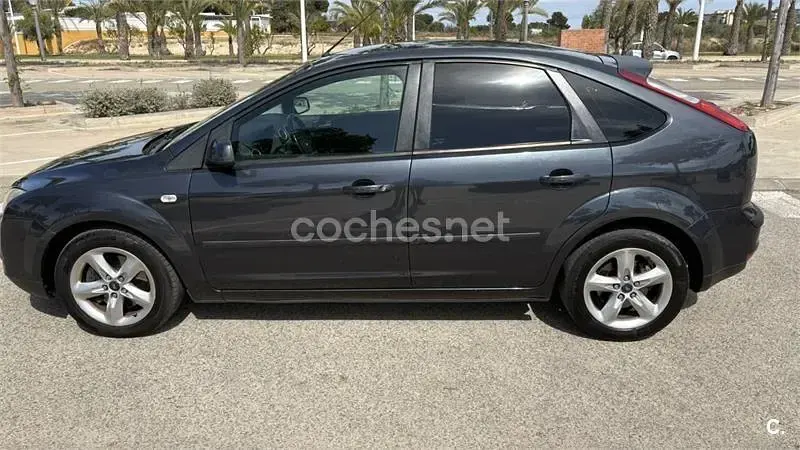 Używany Ford Focus Trend 115 KM (84 kW) 2006 Szary Sedan/Limuzyna