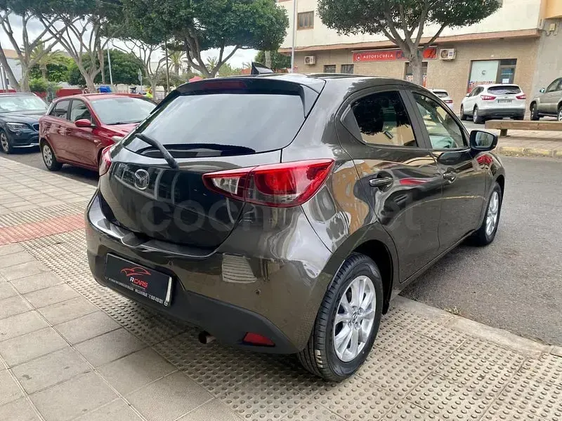 Usado Mazda 2 90 CV (66 kW) 2017 Marrón Berlina