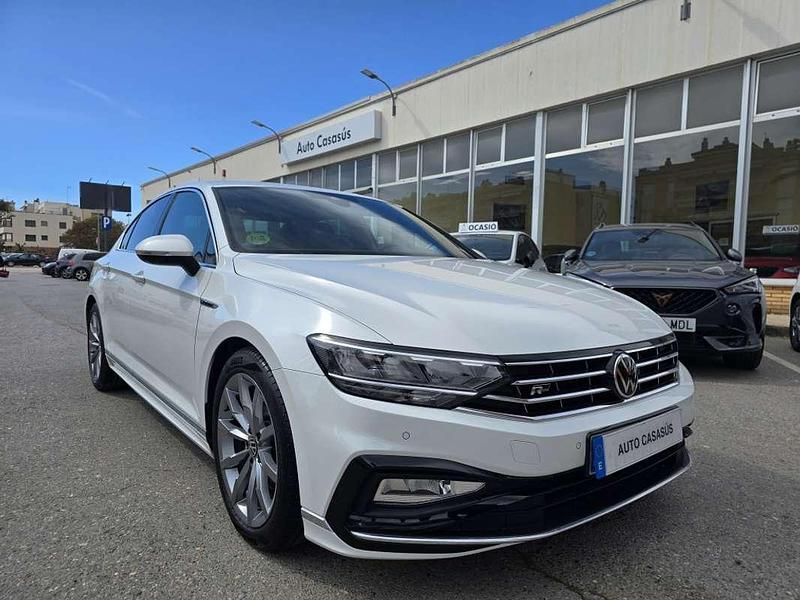 Blanco Usado 2021 VW Passat R-line Berlina | 25.900 € (Caro) - Imagen 1/4