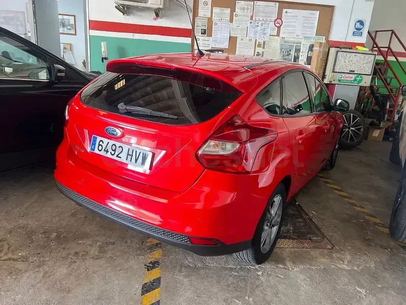 Usado Ford Focus Trend 115 CV (84 kW) 2014 Rojo Berlina