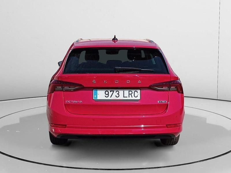 Usado Skoda Octavia Ambition 151 CV (111 kW) 2021 Rojo Familiar