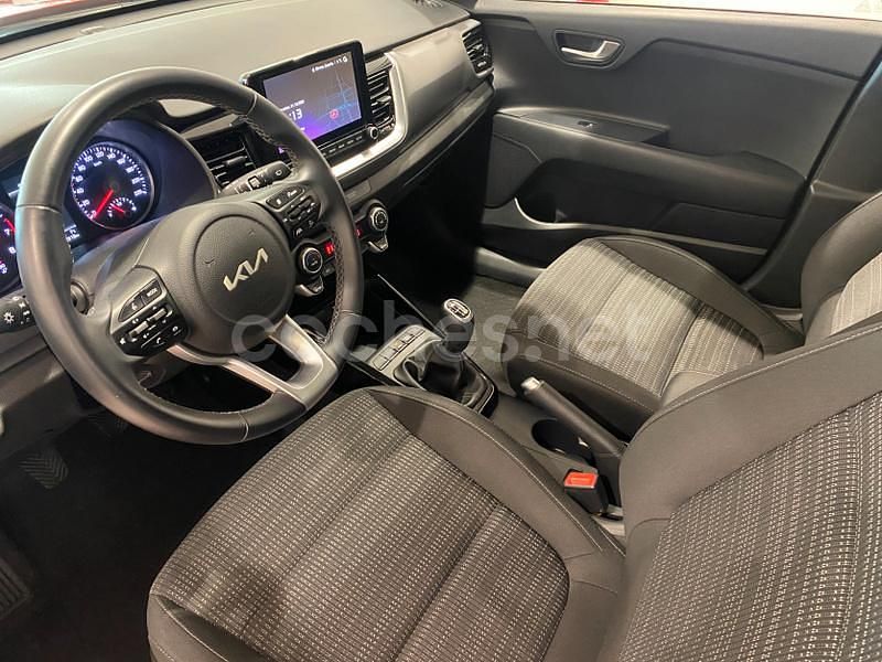 Usado Kia Stonic 100 CV (73 kW) 2024 Rojo SUV