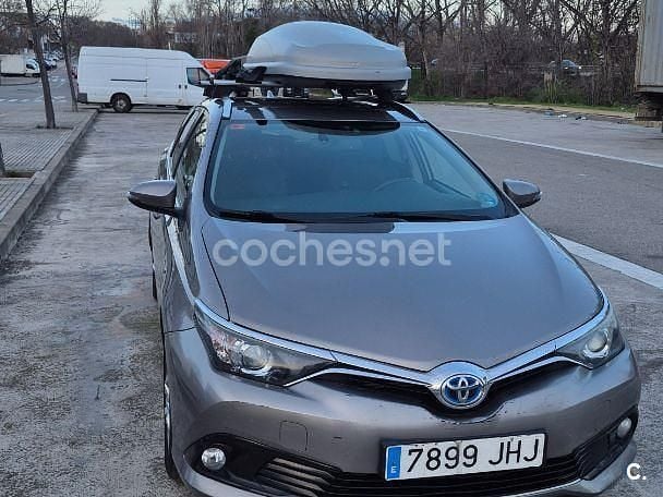 Usado Toyota Auris Hybrid Active 136 CV (100 kW) 2015 Gris / plata Familiar