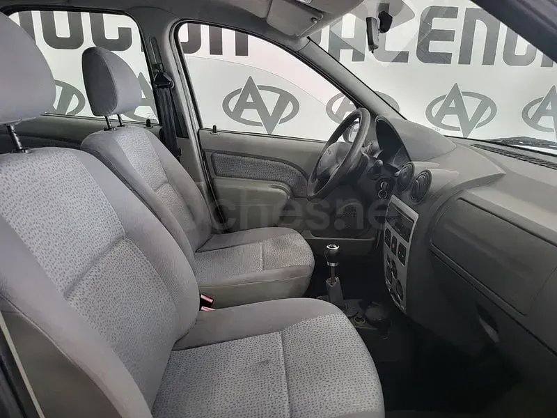 Usado Dacia Logan Ambiance 70 CV (51 kW) 2006 Gris / plata Berlina