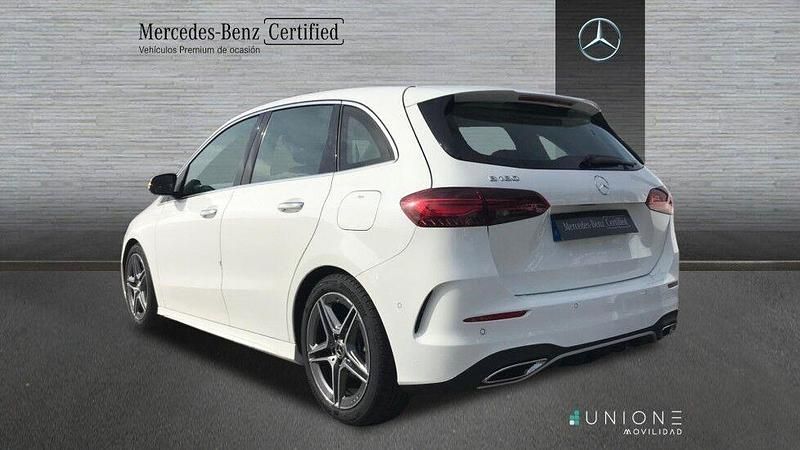 Usado Mercedes B180 AMG line 136 CV (100 kW) 2024 Blanco polar Monovolumen