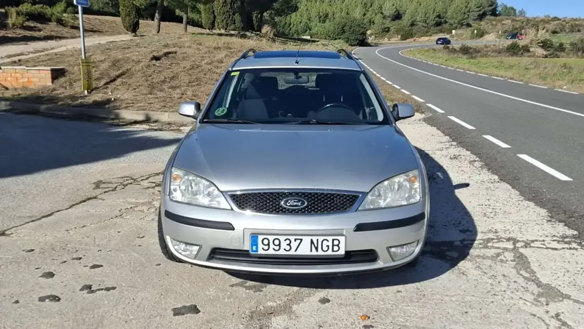 Usado Ford Mondeo Ghia 145 CV (106 kW) 2003 Gris Berlina