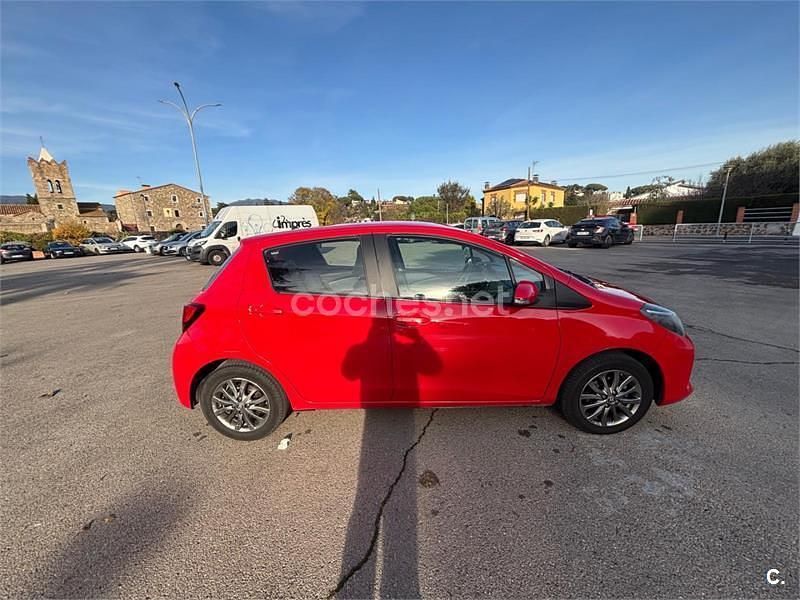Usado Toyota Yaris Active 99 CV (72 kW) 2016 Rojo Berlina