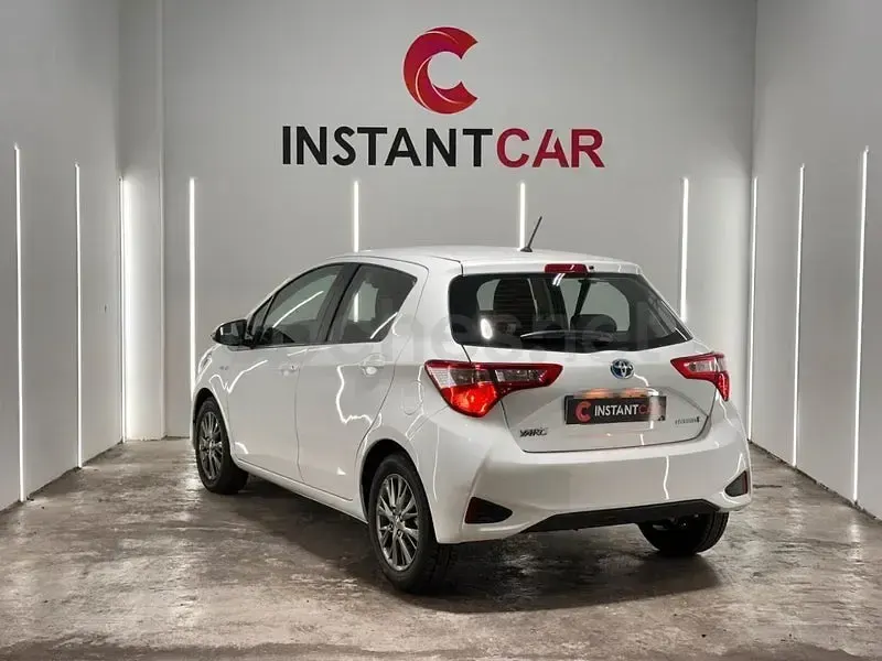 Usado Toyota Yaris Hybrid Active 100 CV (73 kW) 2019 Blanco Berlina