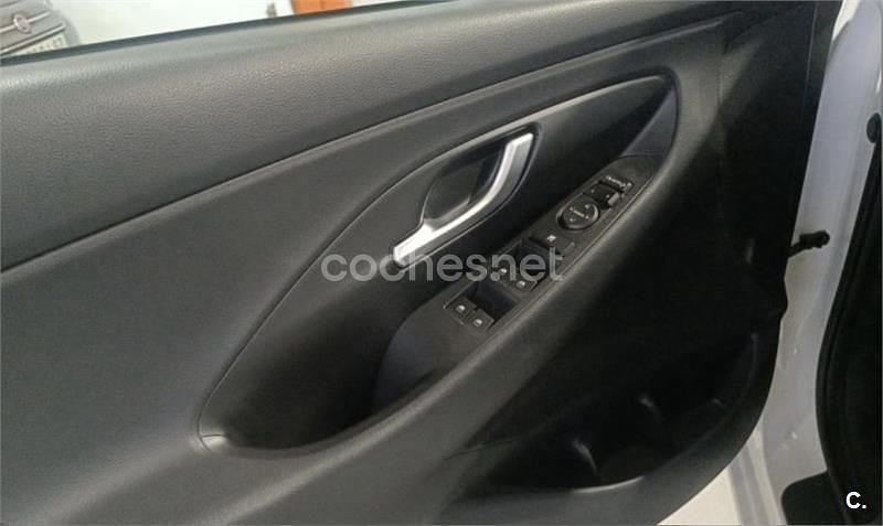 Usado Hyundai i30 GO! 120 CV (88 kW) 2018 Blanco Berlina