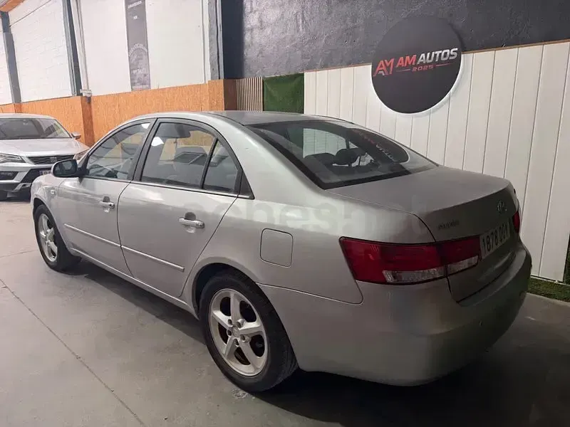 Usado Hyundai Sonata Style 161 CV (118 kW) 2005 Gris / plata Berlina