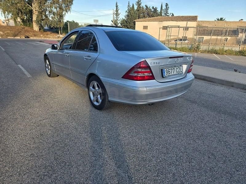 Usado Mercedes C220 Avantgarde 150 CV (110 kW) 2004 Gris / plata Berlina