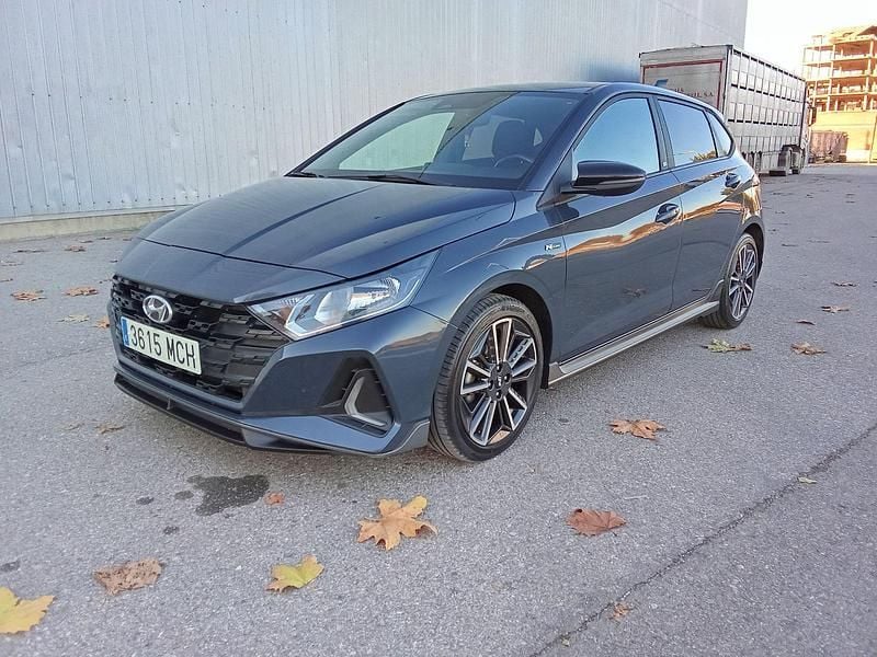 Gris Usado 2022 Hyundai i20 N Line Berlina | 11.999 € (Buen precio) - Imagen 1/4