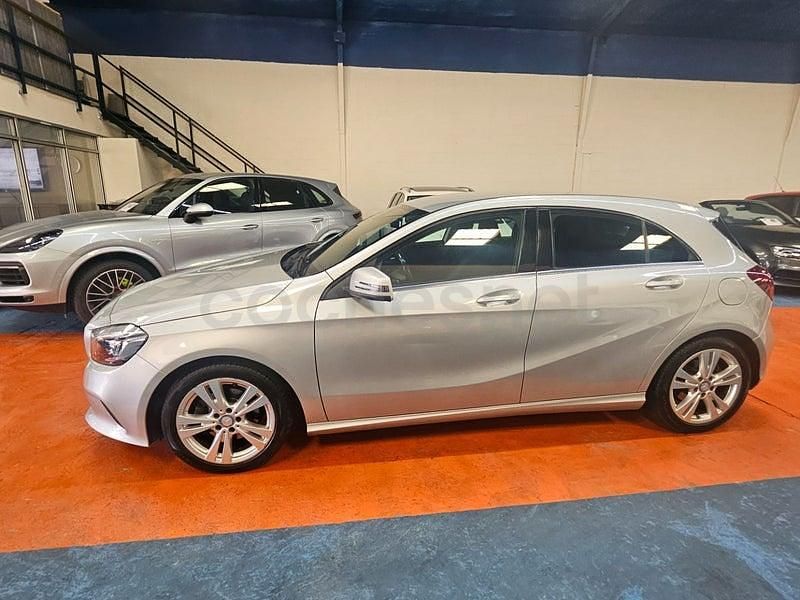 Usado Mercedes A180 122 CV (89 kW) 2017 Gris Utilitario