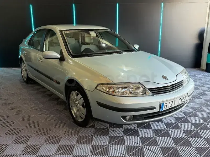 Usado Renault Laguna II Dynamique 120 CV (88 kW) 2004 Gris / plata Berlina