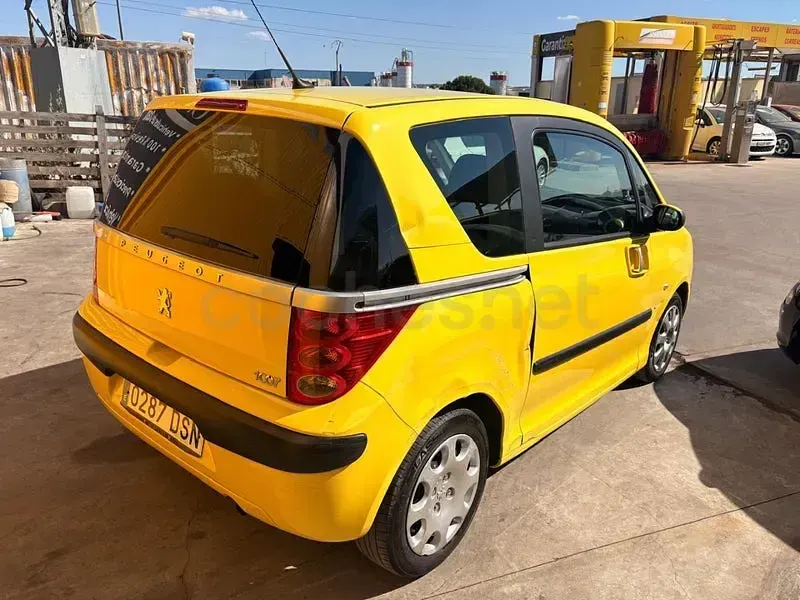 Usado Peugeot 1007 90 CV (66 kW) 2005 Amarillo Monovolumen