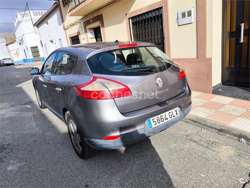 Usado Renault Mégane Dynamique 105 CV (77 kW) 2009 Gris / plata Berlina
