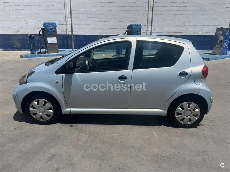 Usado Toyota Aygo 68 CV (50 kW) 2007 Azul Utilitario