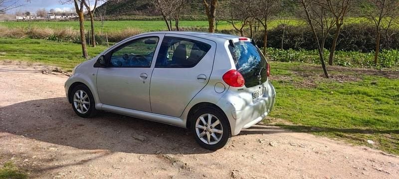 Usado Toyota Aygo 54 CV (39 kW) 2008 Gris / plata Utilitario