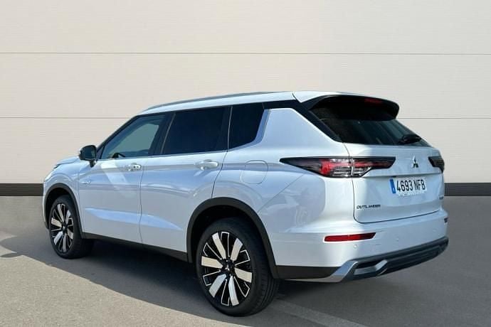 Usado Mitsubishi Outlander 306 CV (225 kW) 2025 SUV