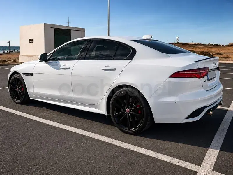 Usado Jaguar XE R-Dynamic 300 CV (220 kW) 2020 Blanco Berlina