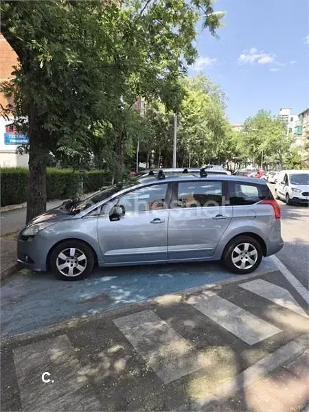 Usado Peugeot 5008 Allure 115 CV (84 kW) 2013 Azul Monovolumen