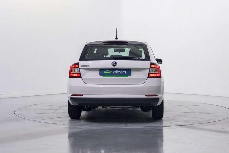 Usado Skoda Rapid Active 90 CV (66 kW) 2017 Blanco Utilitario
