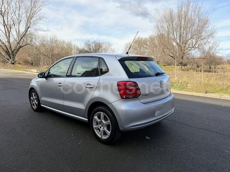 Usado VW Polo 75 CV (55 kW) 2010 Gris / plata Berlina