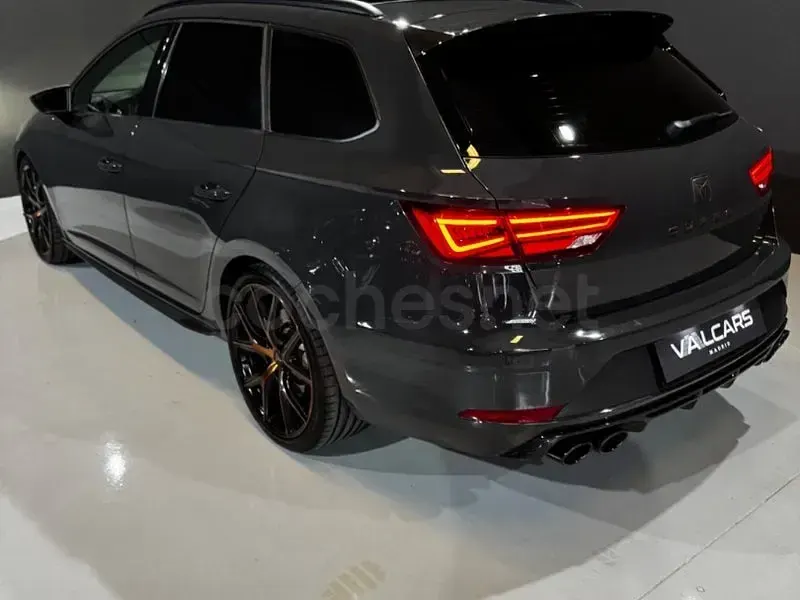 Usado Seat Leon 4Drive 300 CV (220 kW) 2019 Gris / plata Familiar