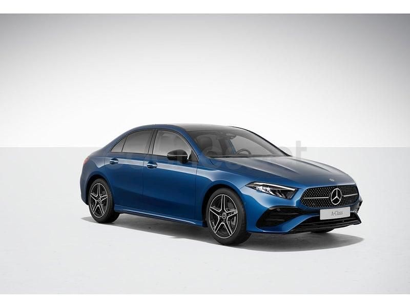 Usado Mercedes A200 AMG line 150 CV (110 kW) 2025 Spektral blue  metallic paint Berlina