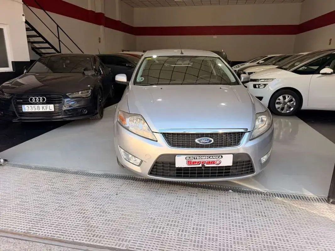 Usado Ford Mondeo Trend 125 CV (91 kW) 2010 Plateado Berlina