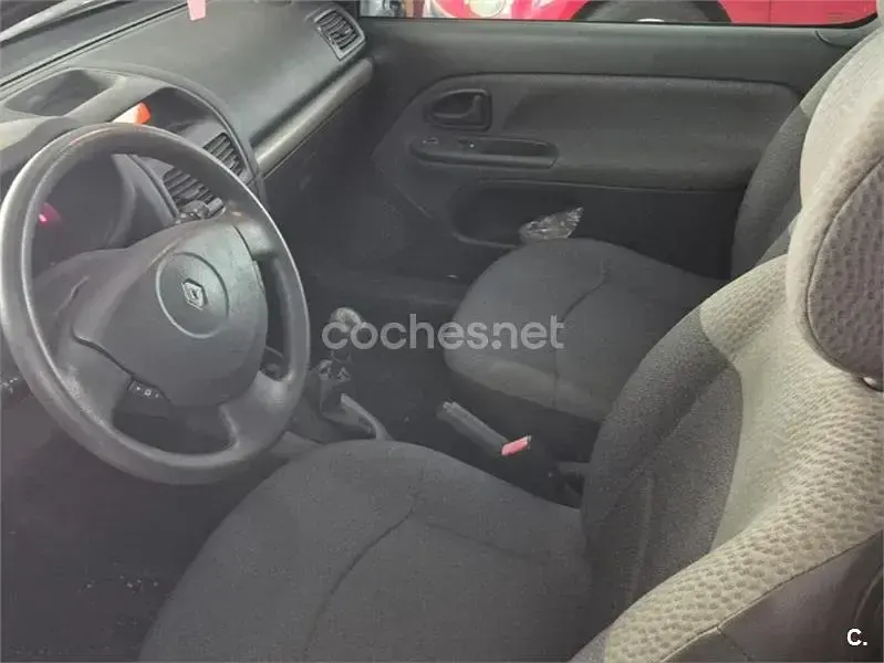 Usado Renault Clio II 60 CV (44 kW) 2005 Gris / plata Berlina