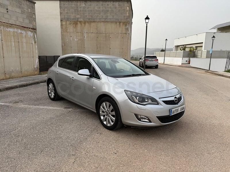 Usado Opel Astra Selective 110 CV (80 kW) 2012 Gris / plata Berlina