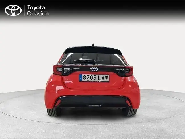 Usado Toyota Yaris Plus 116 CV (85 kW) 2022 Rojo Utilitario