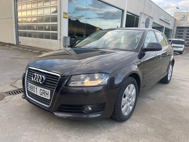 Usado Audi A3 Attraction 125 CV (91 kW) 2009 Gris / plata Berlina