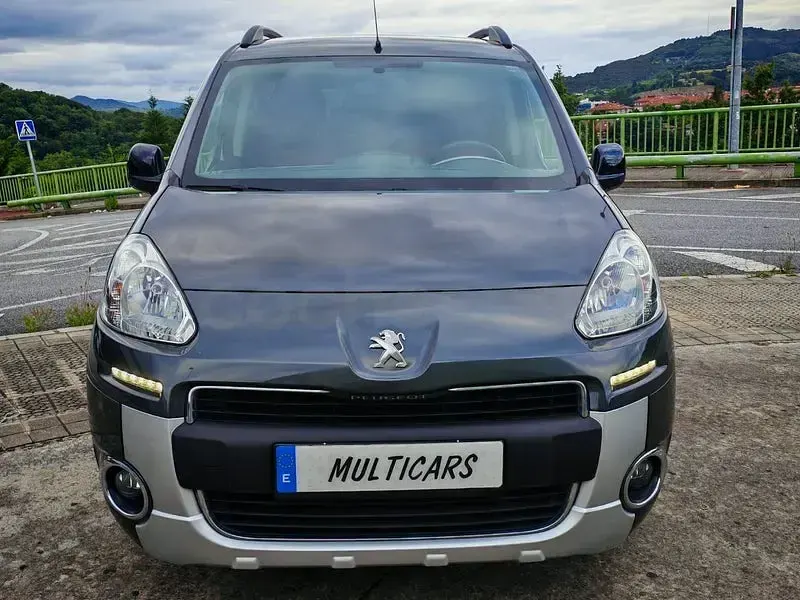 Usado Peugeot Partner Tepee Active 100 CV (73 kW) 2015 Gris / plata Monovolumen