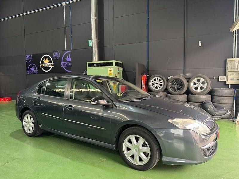 Usado Renault Laguna III Dynamique 130 HP (95 kW) 2009 Cinzento Sedan