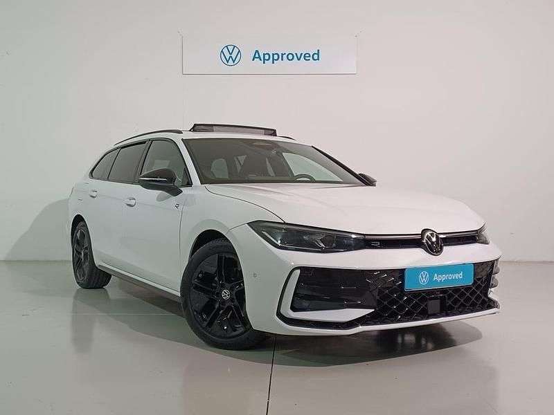 Usado VW Passat R-line 150 CV (110 kW) 2024 Blanco Familiar