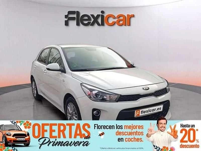 Usado Kia Rio 101 CV (74 kW) 2018 Blanco Berlina