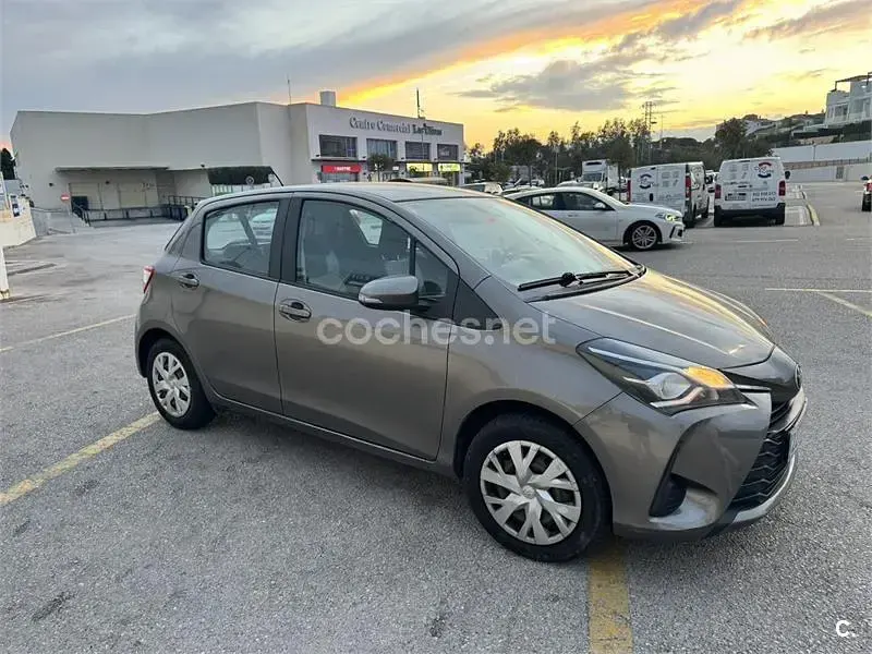 Usado Toyota Yaris Active 111 CV (81 kW) 2017 Gris / plata Berlina
