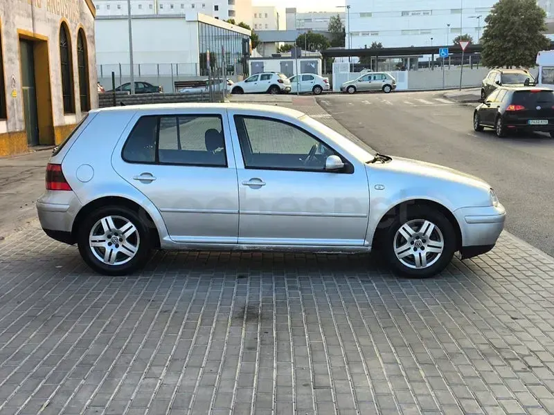 Usado VW Golf IV Highline 115 CV (84 kW) 2001 Gris / plata Berlina