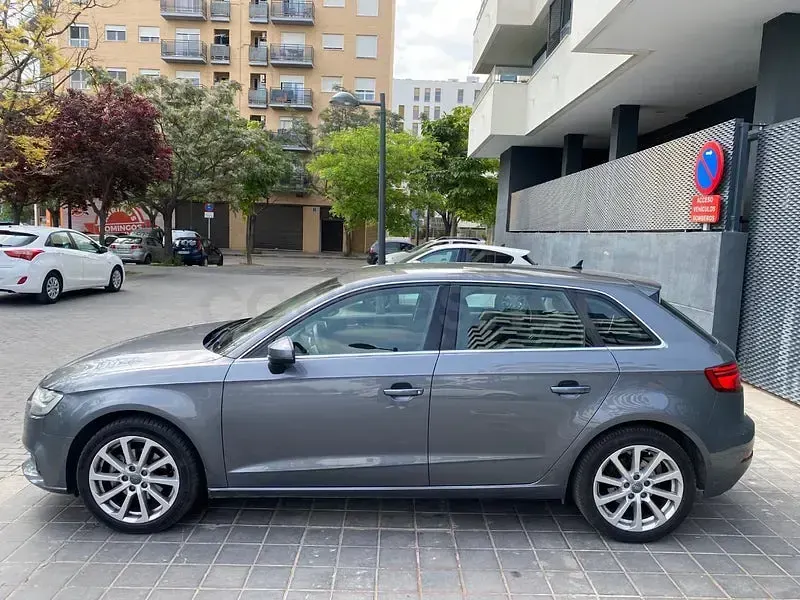 Usado Audi A3 116 CV (85 kW) 2018 Gris / plata Berlina