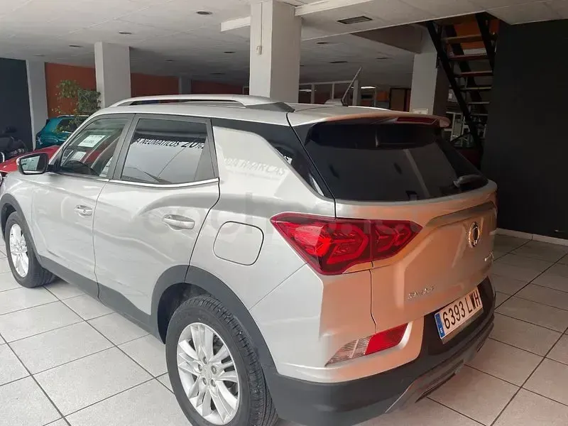 Usado SsangYong Korando 136 CV (100 kW) 2022 Gris / plata SUV