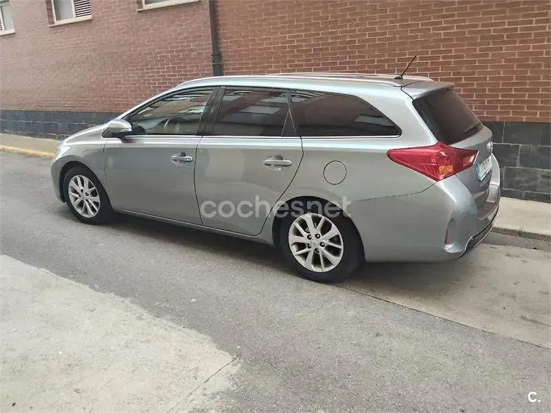 Usado Toyota Auris Live 124 CV (91 kW) 2014 Gris / plata Familiar
