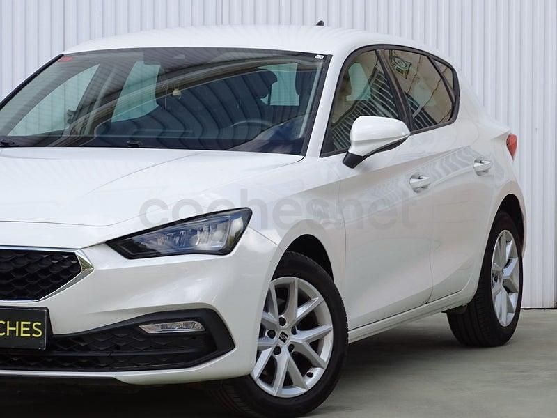Usado Seat Leon Style 150 CV (110 kW) 2021 Blanco Berlina