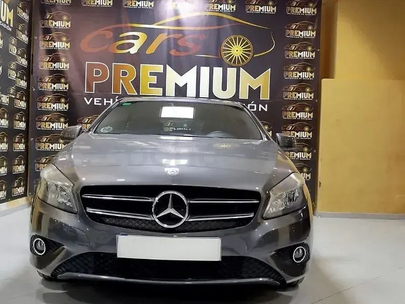Usado Mercedes A180 AMG line 109 CV (80 kW) 2013 Gris / plata Utilitario
